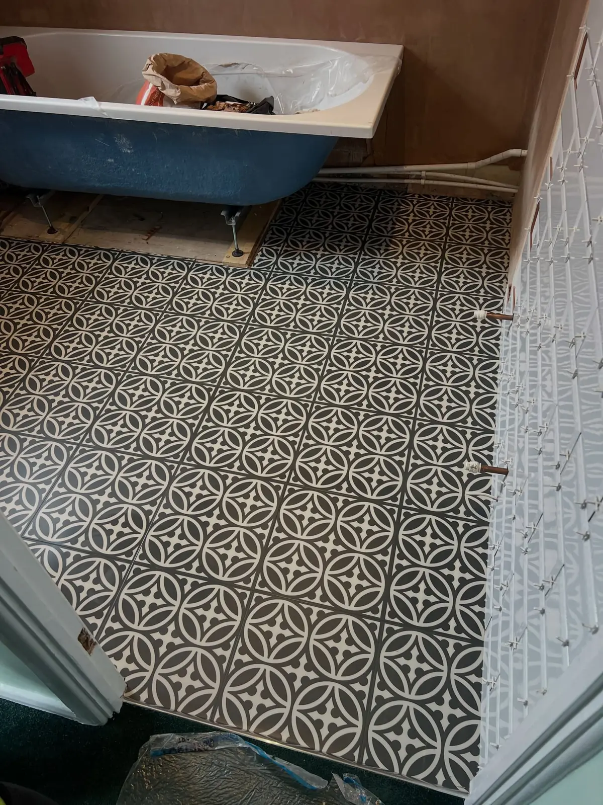 Victorian-pattern tile-effect vinyl fitted around a roll-top bath